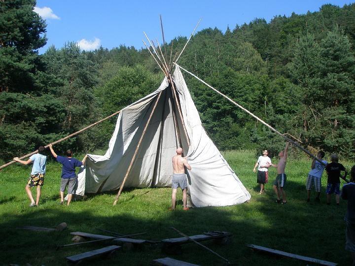 059 - A všechno je připraveno pro stavbu tee-pee.JPG